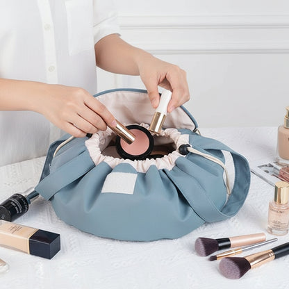 Praktisk och rymlig sminkväska med dragsko